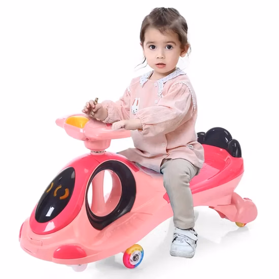 Дети едут на автомобиле, раздвижном детском автомобиле-качалке с высоким качеством